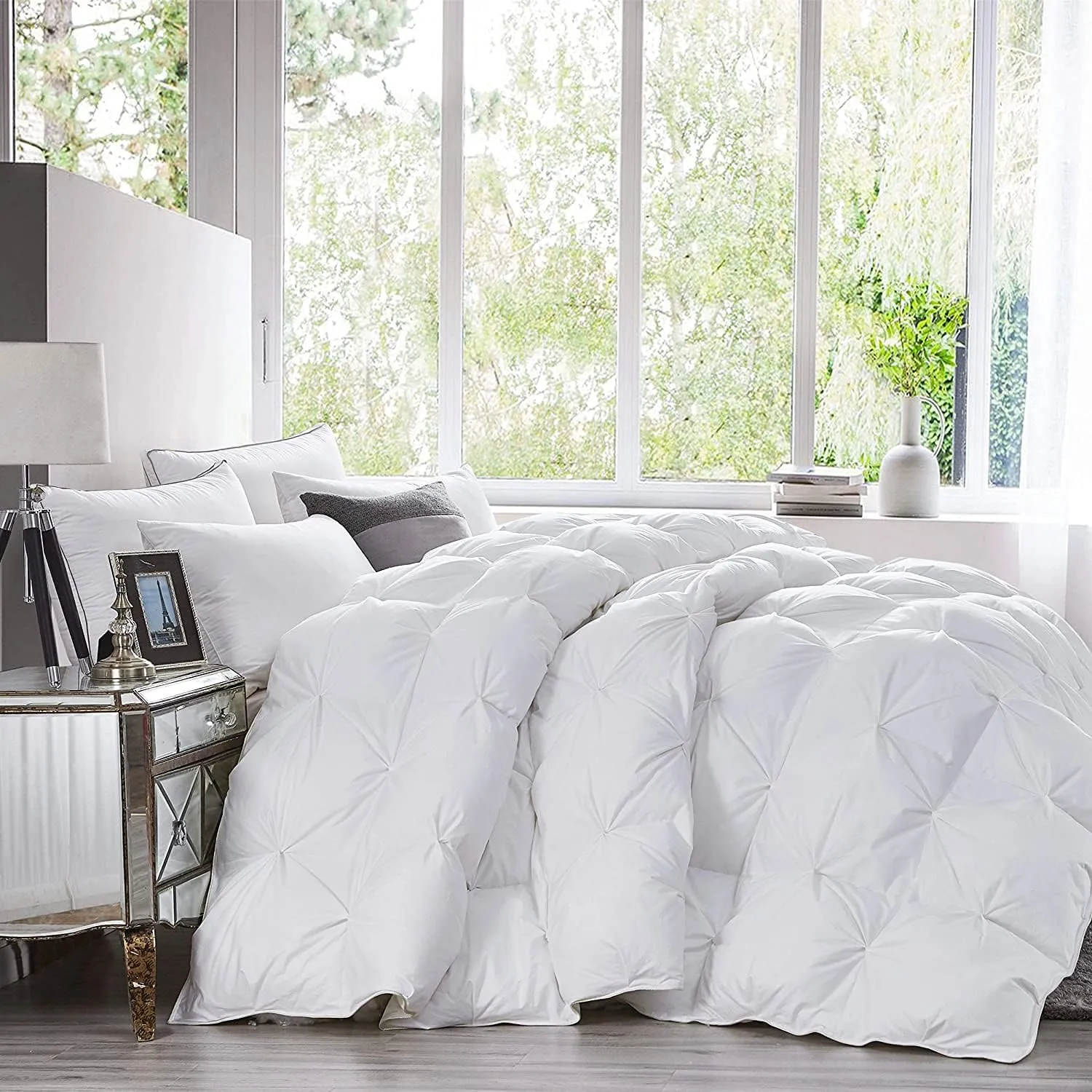 600 Thread Count Egyptian Cotton Siberian Goose Down Comforter, 750 Fill Power, (Twin/Twin XL, White - Pinch Pleat)