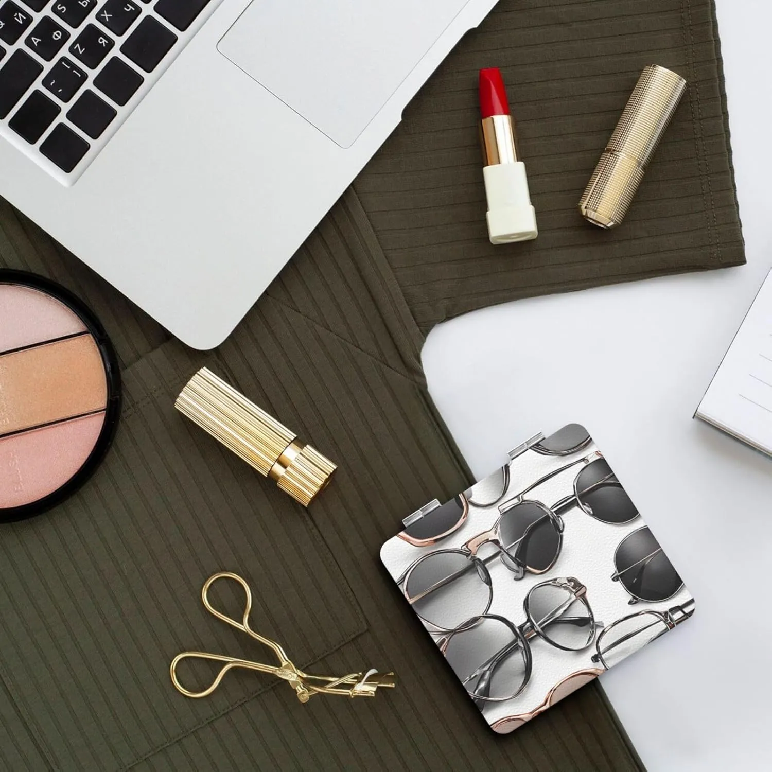Cute Glasses Portable Pocket Cosmetic Mirror-Compact and Light, It is A Necessary Thing to Go Out for Beauty and Makeup