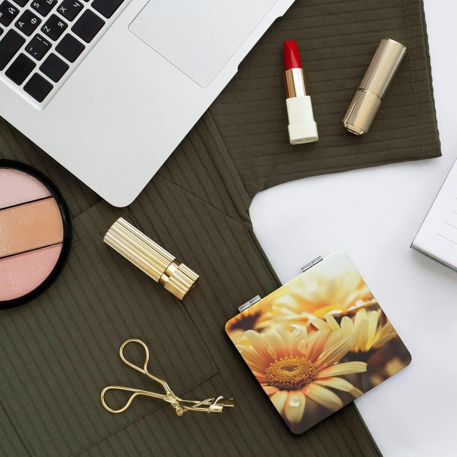 Daisy Flowers Printed Square Pocket Makeup Mirror with 1X/2X Magnification, Portable Mini Travel Makeup Mirror for Travel Daily Work Beauty