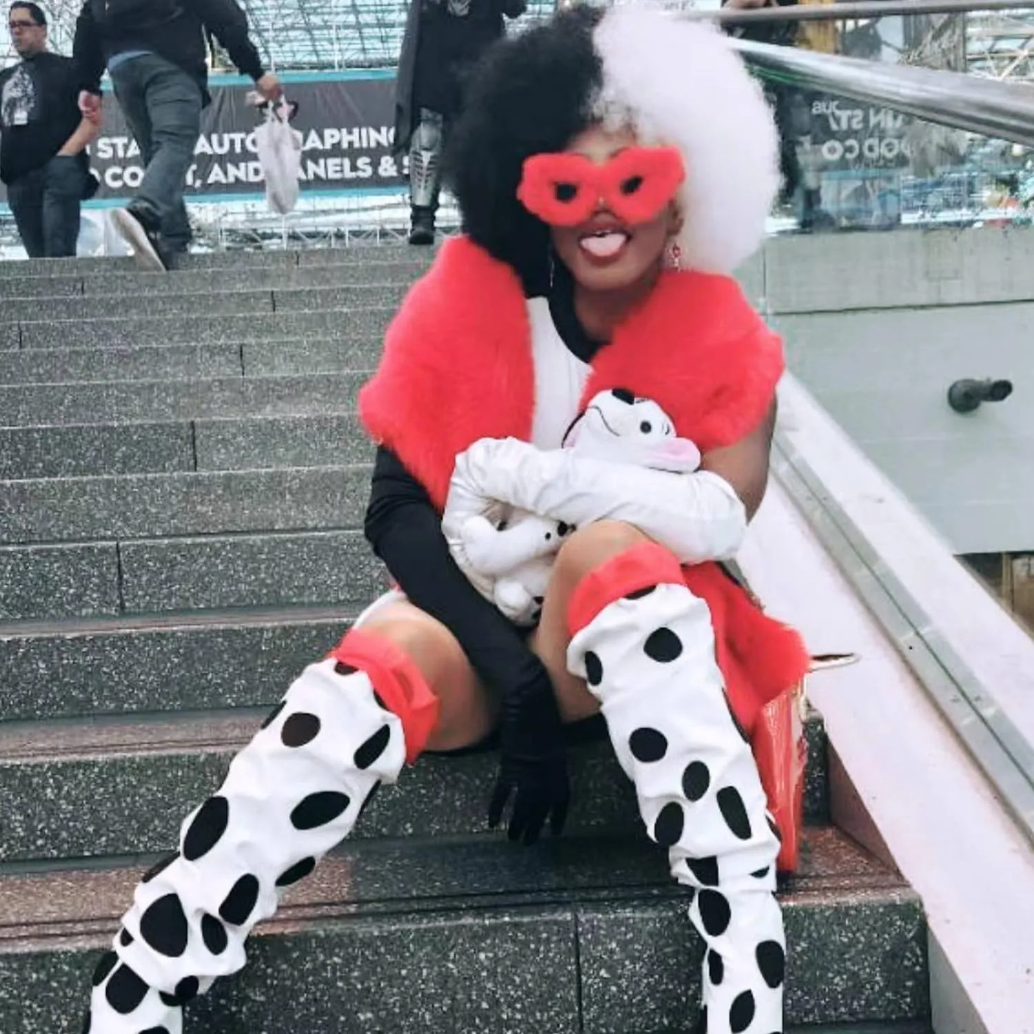 G&T Wig Cruella Deville Black and White Wig for Women Short Afro Puff Wig Cruella Costume Wig for Cosplay Halloween Party (Black and White)