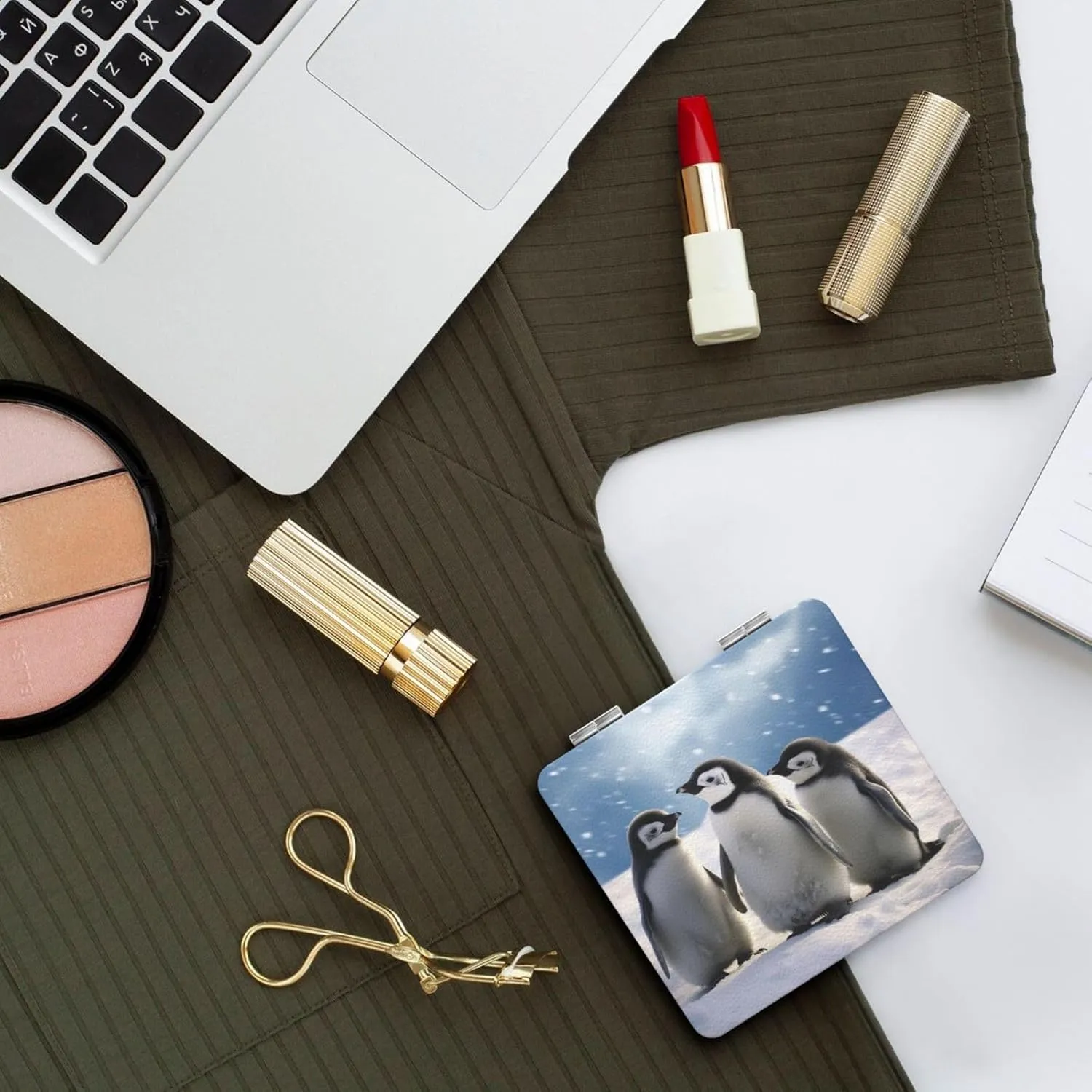 Young Penguins with Snow Printed Square Pocket Makeup Mirror with 1X/2X Magnification, Portable Mini Travel Makeup Mirror for Travel Daily Work Beauty
